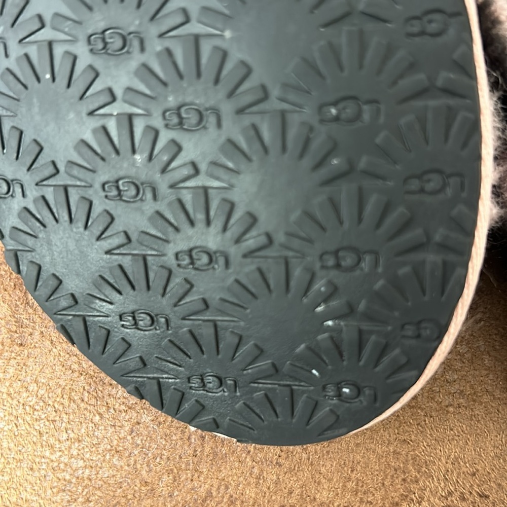 Little girls ugg slippers excellent condition. - Picture 7 of 8